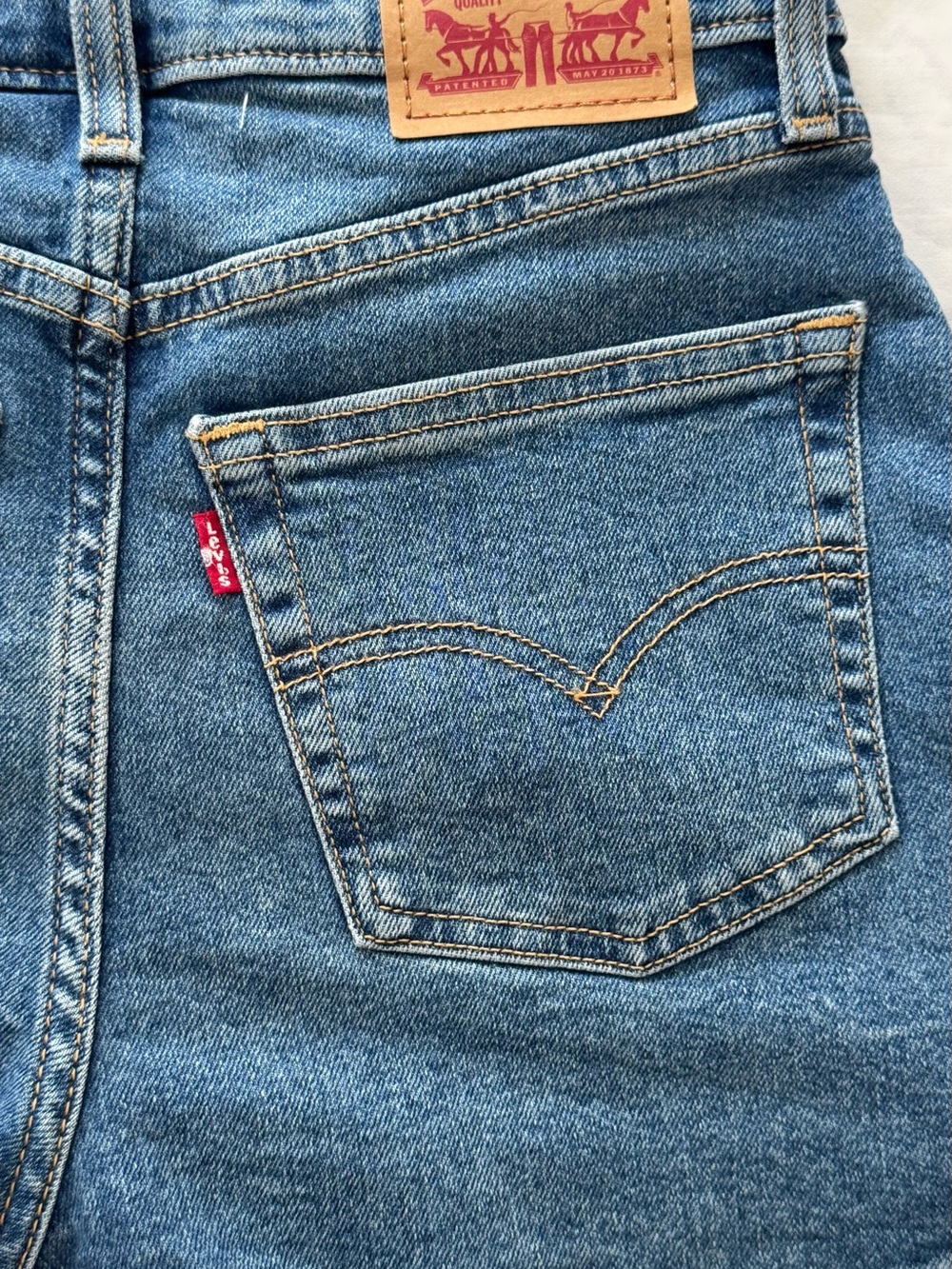 Levi's Classic Blue Denim High-Rise Shorts - Picture 7 of 8